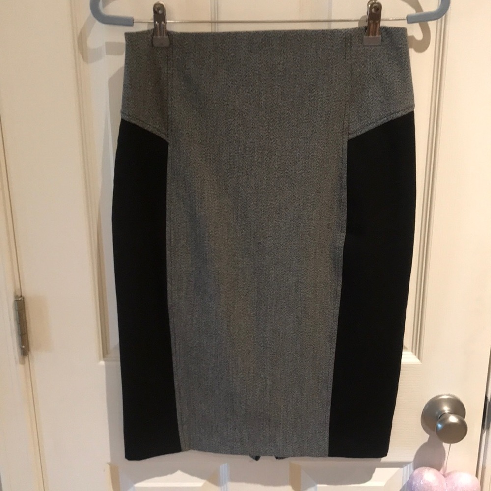 Ladies Express skirt black and gray, size 6. Approximately 24 inches long.